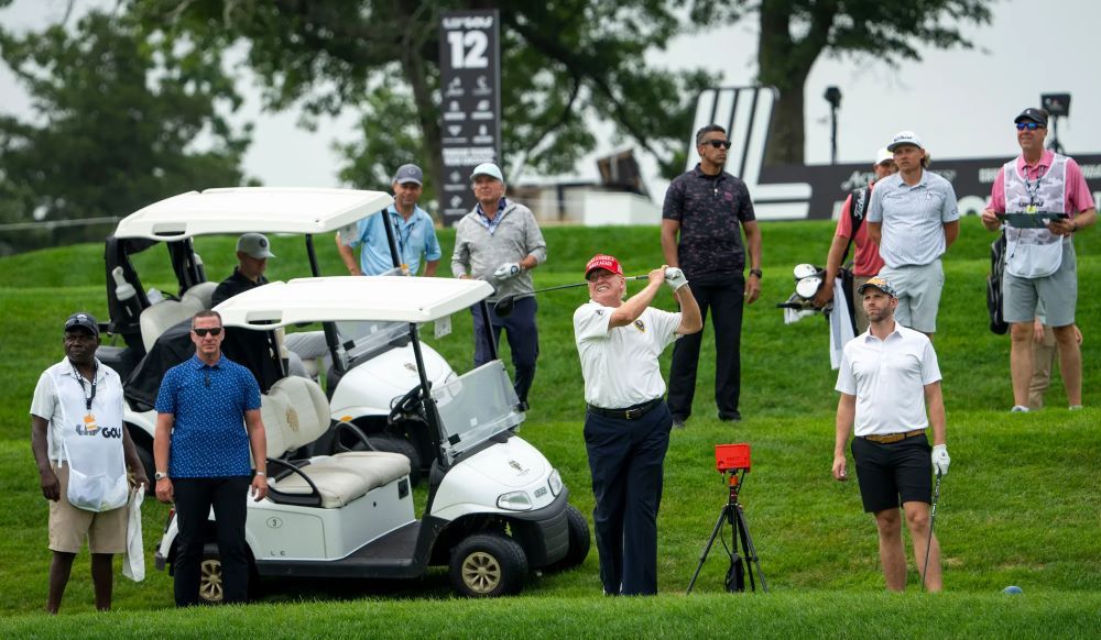 Et Trump, lui il continue à jouer au golf… - Blog